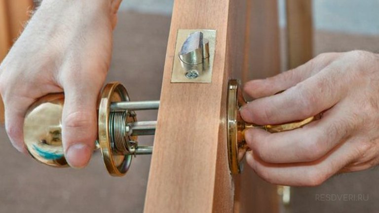 Ремонт дверных ручек межкомнатных дверей